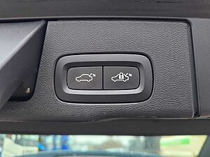 Volvo  B4 FWD Momentum Pro ACC AHK HUD PANO STDHZ