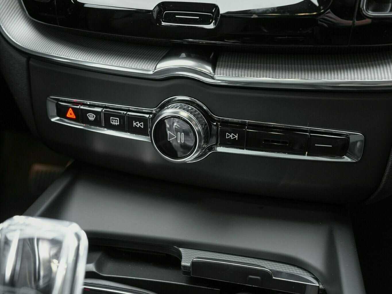 Volvo  T6 PLUS BLACK EDITION HYBRID MY25