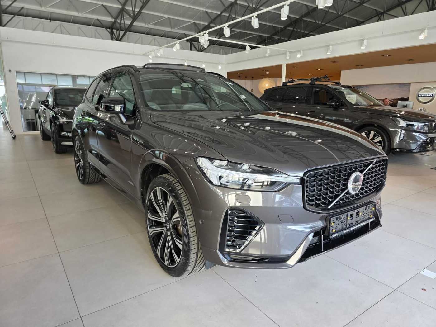 Volvo  R Design Recharge Plug-In Hybrid AWD
