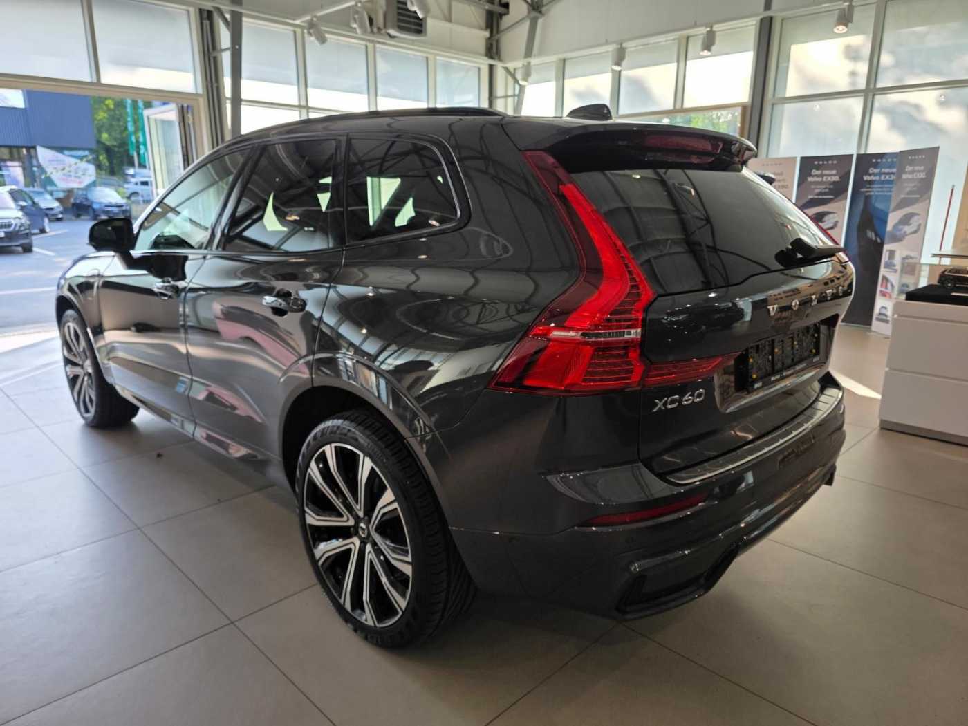 Volvo  R Design Recharge Plug-In Hybrid AWD