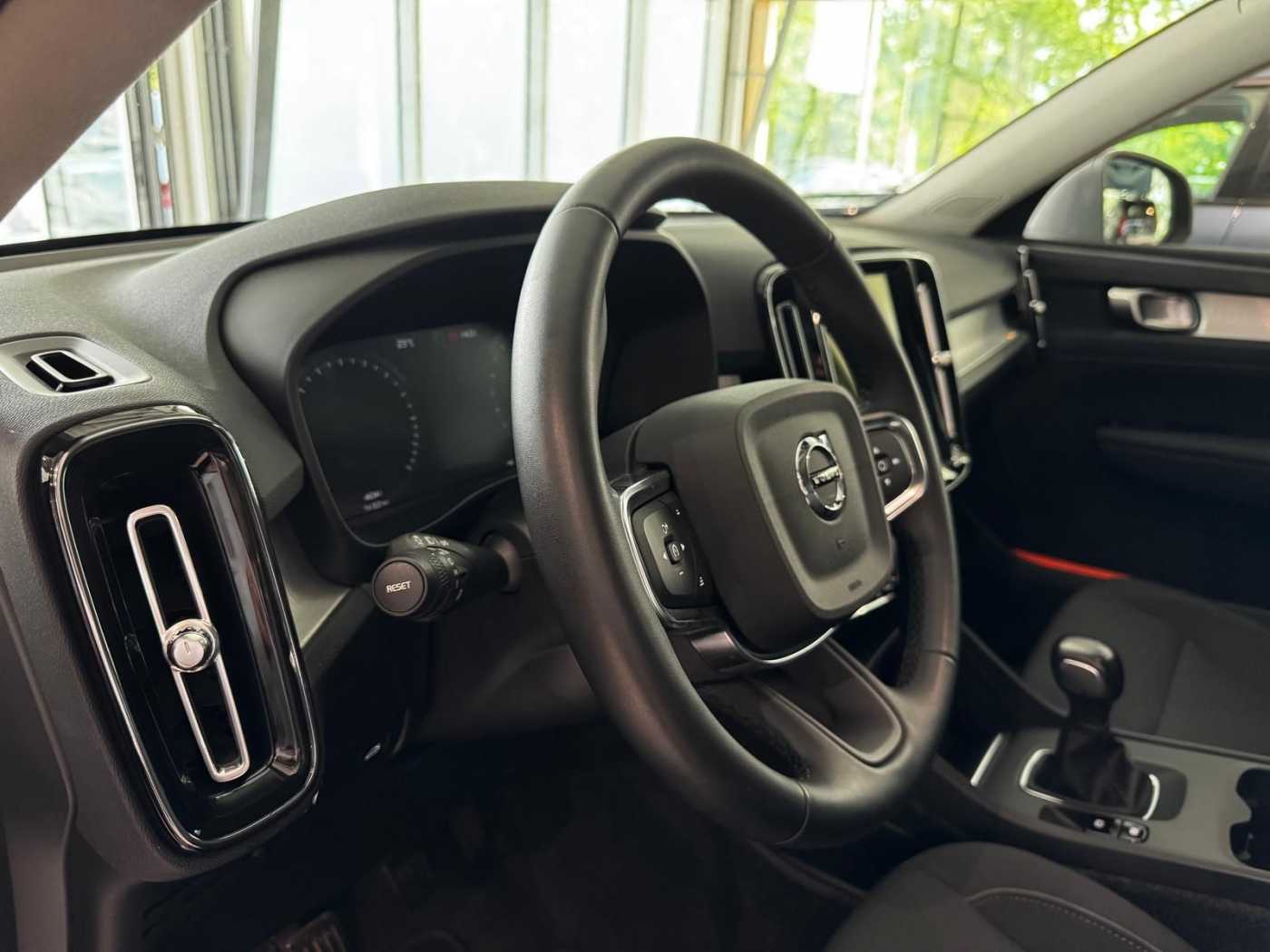 Volvo  T2 Momentum Pro 2WD