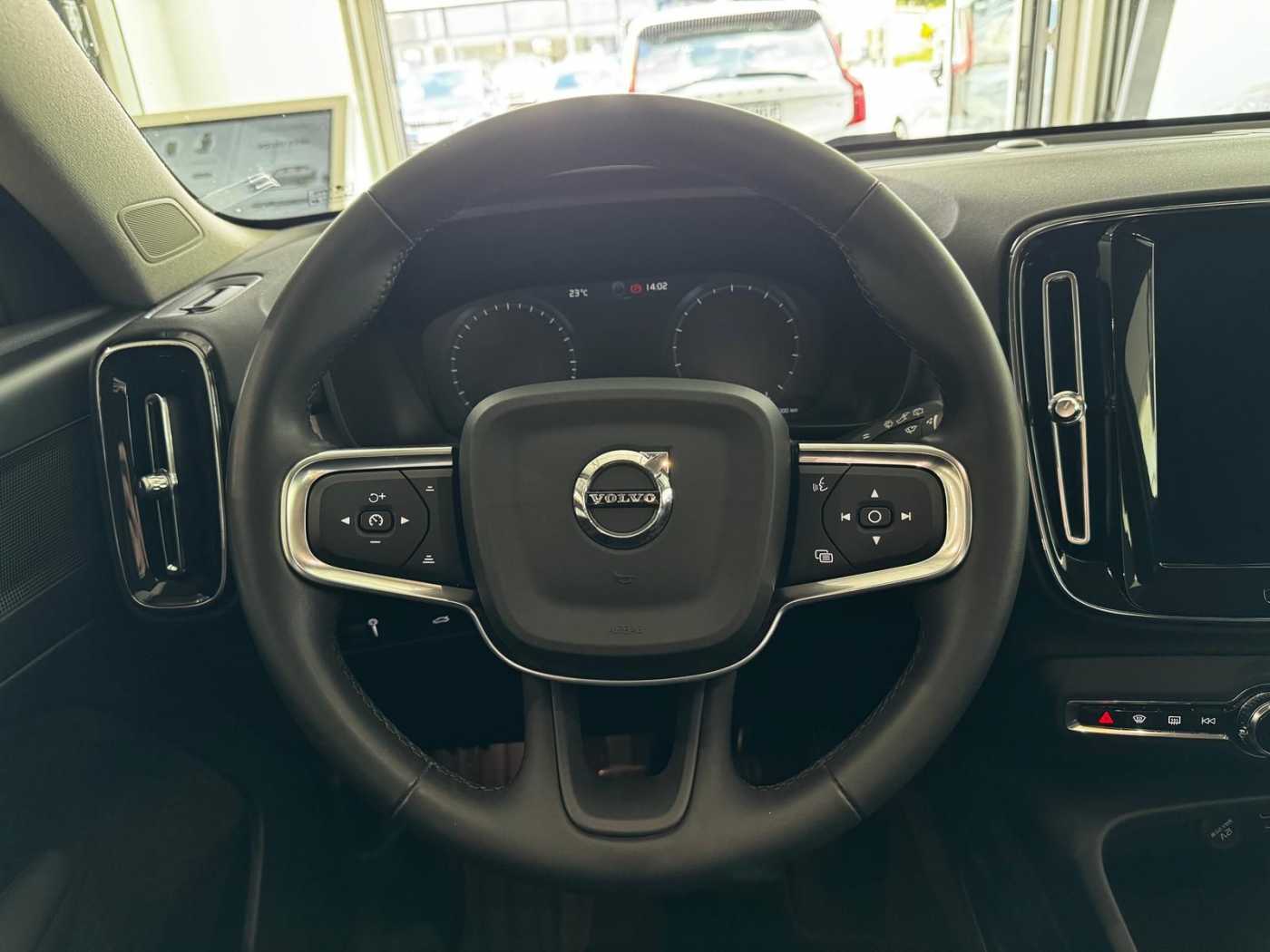 Volvo  T2 Momentum Pro 2WD