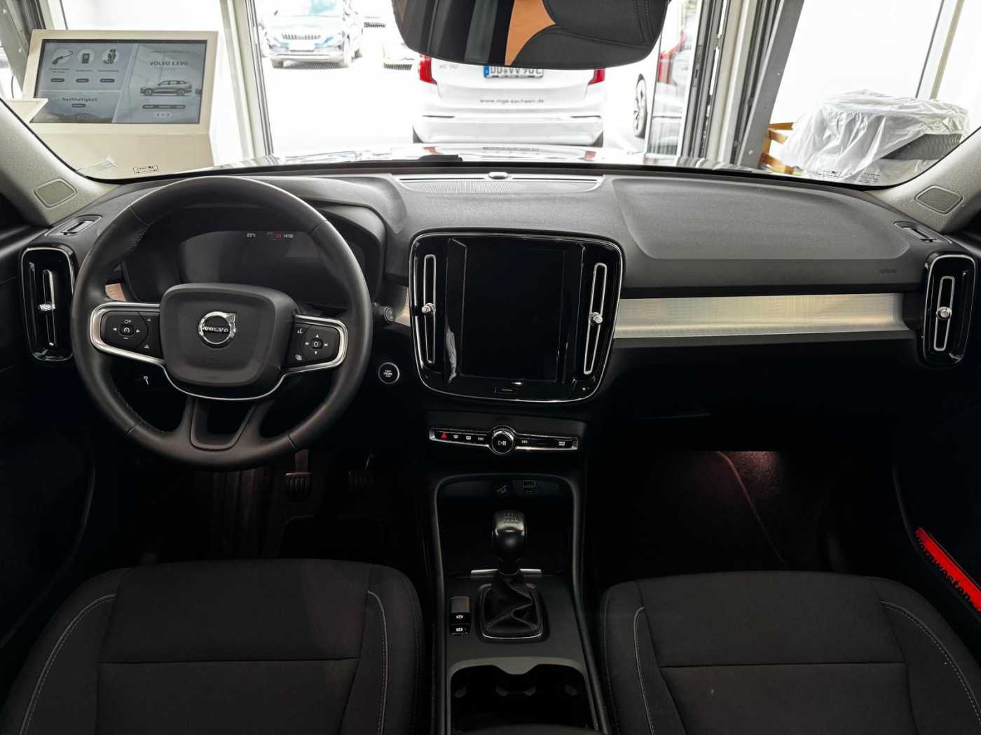Volvo  T2 Momentum Pro 2WD