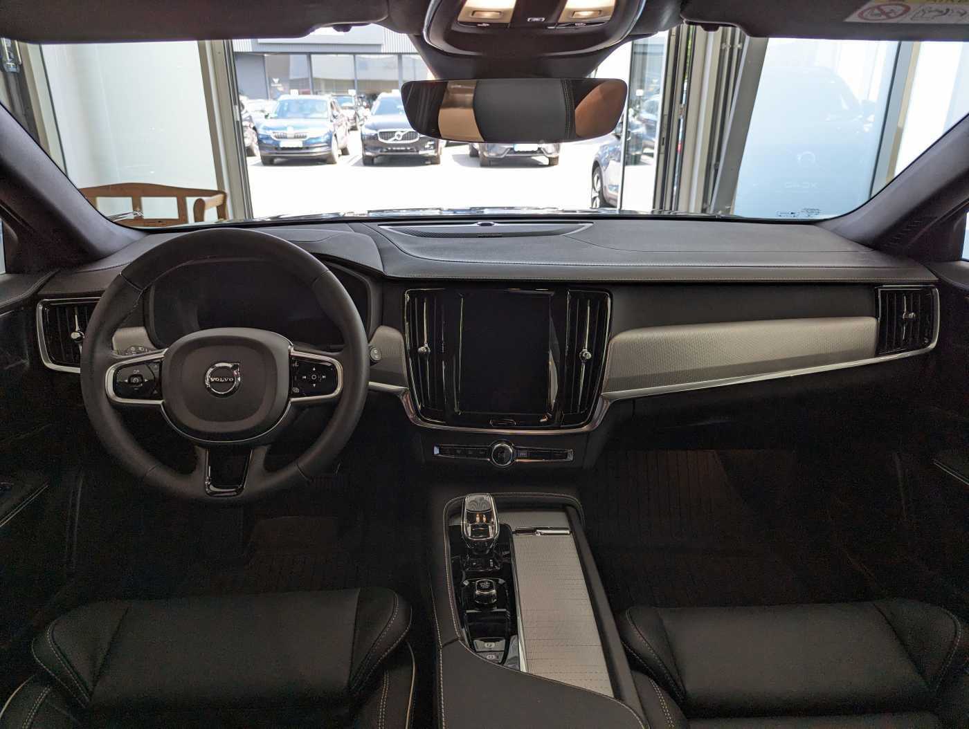 Volvo  B4 Plus Dark Diesel