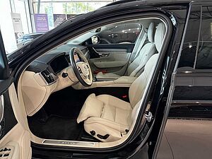 Volvo  B4 Plus Dark Mild-Hybrid