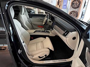 Volvo  B4 Plus Dark Mild-Hybrid