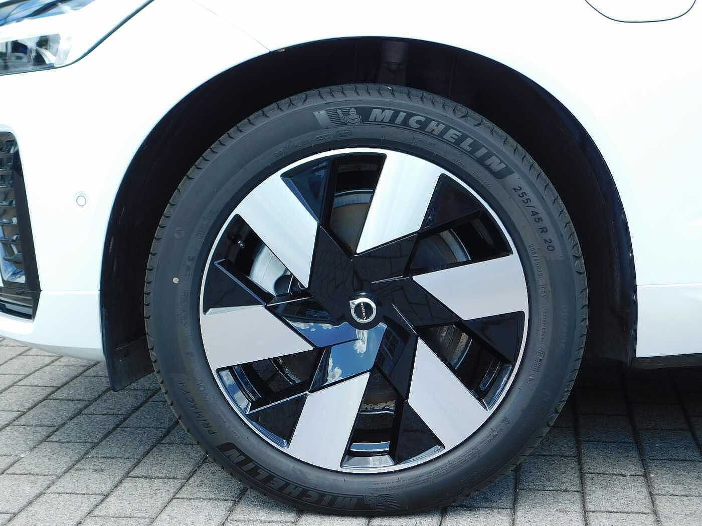 Volvo  T8 AWD Plug-in Hybrid Plus Dark