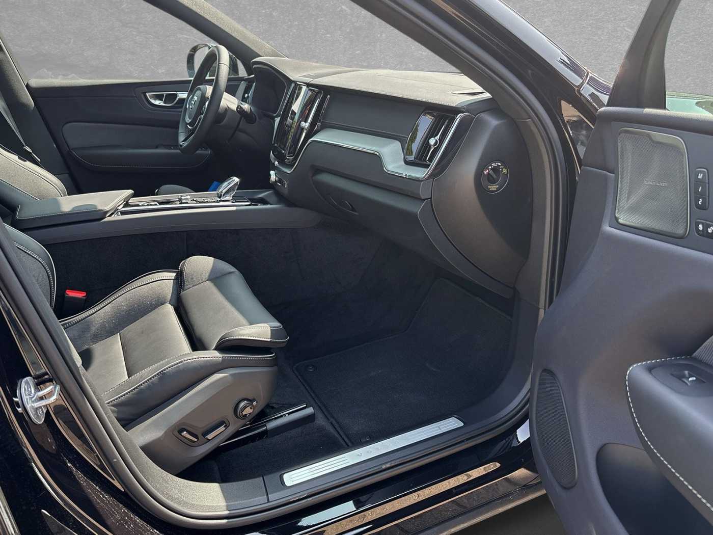 Volvo  XC60 Black Edition Ultra, T8 AWD Plug-in Hybrid, Elektrisch/Benzin