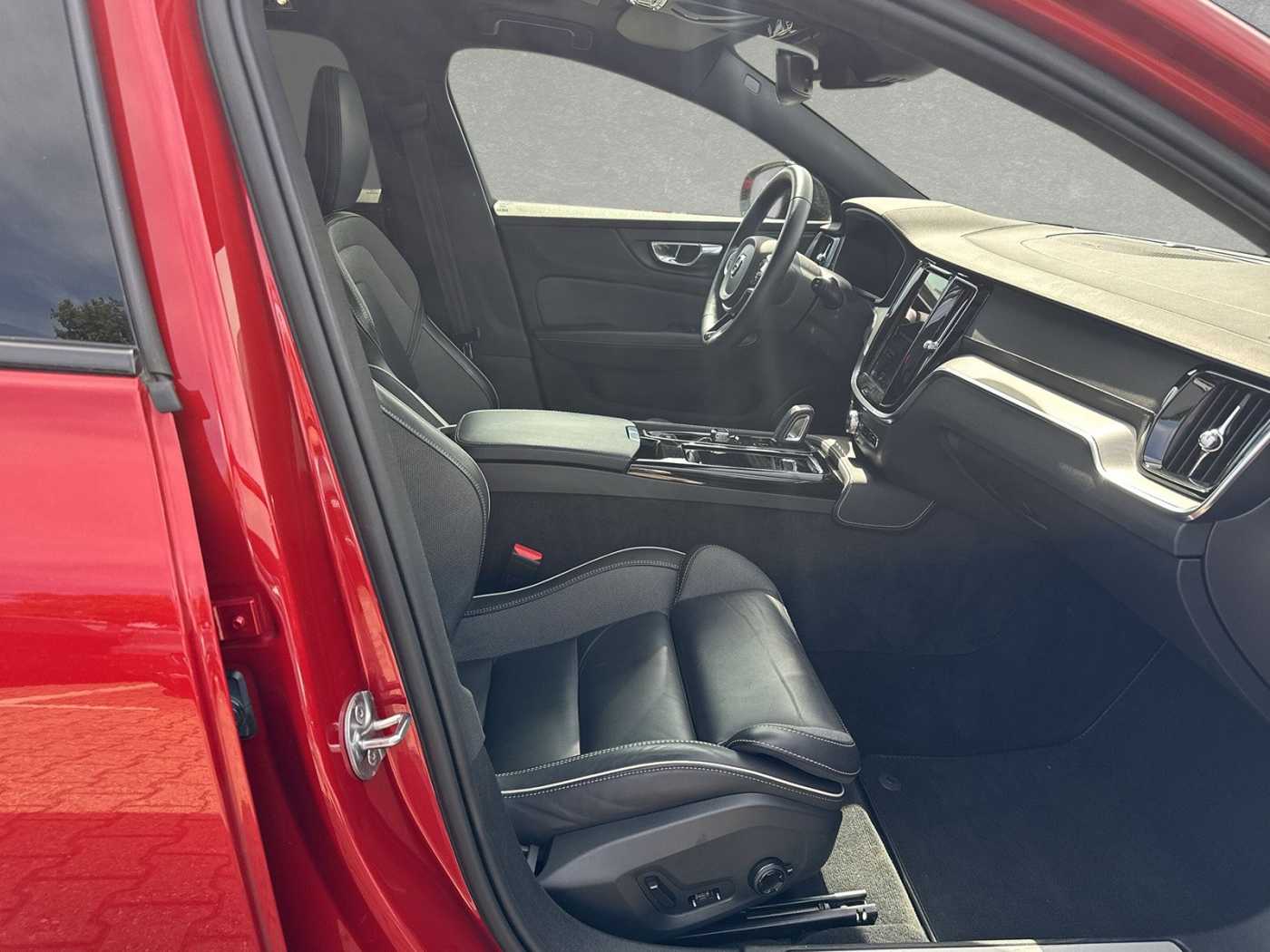 Volvo  V60 Recharge R-Design, T6 AWD Plug-in Hybrid