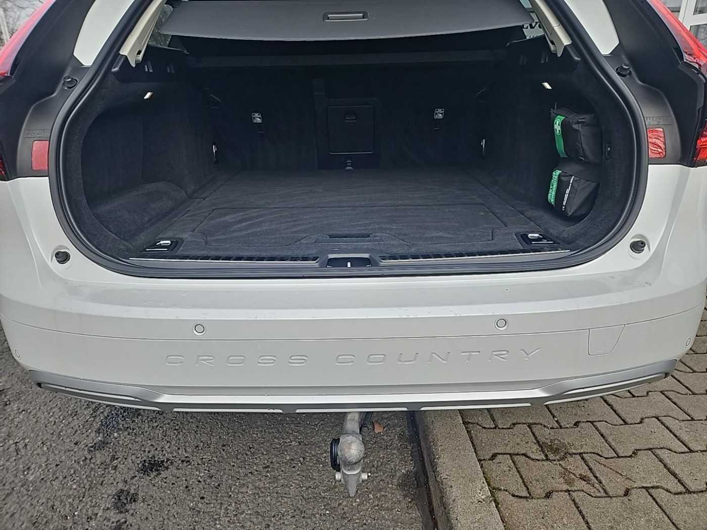 Volvo  B4 CC AWD Plus Four-C / Standhzg. 0,99 Zins!