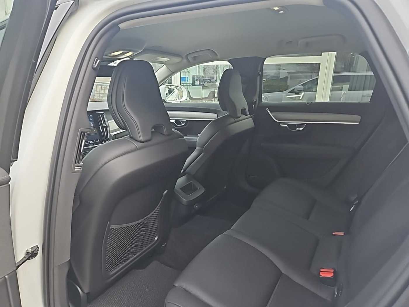 Volvo  B4 CC AWD Plus Four-C / Standhzg. 0,99 Zins!