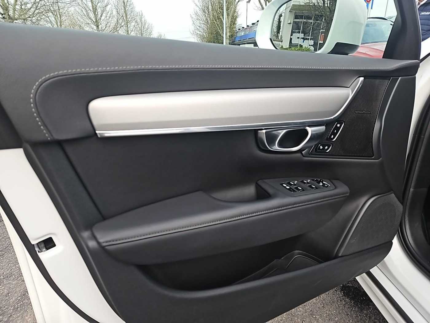 Volvo  B4 CC AWD Plus Four-C / Standhzg. 0,99 Zins!