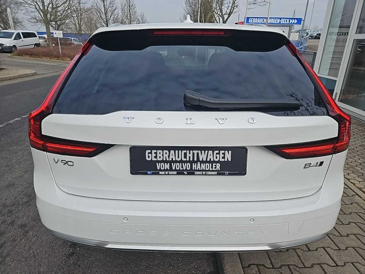 Volvo  B4 CC AWD Plus Four-C / Standhzg. 0,99 Zins!