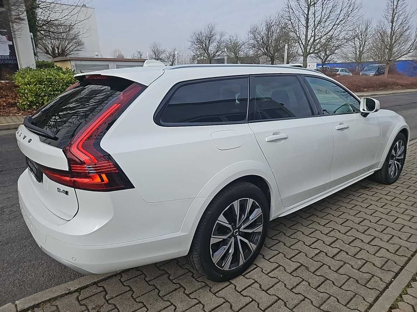 Volvo  B4 CC AWD Plus Four-C / Standhzg. 0,99 Zins!