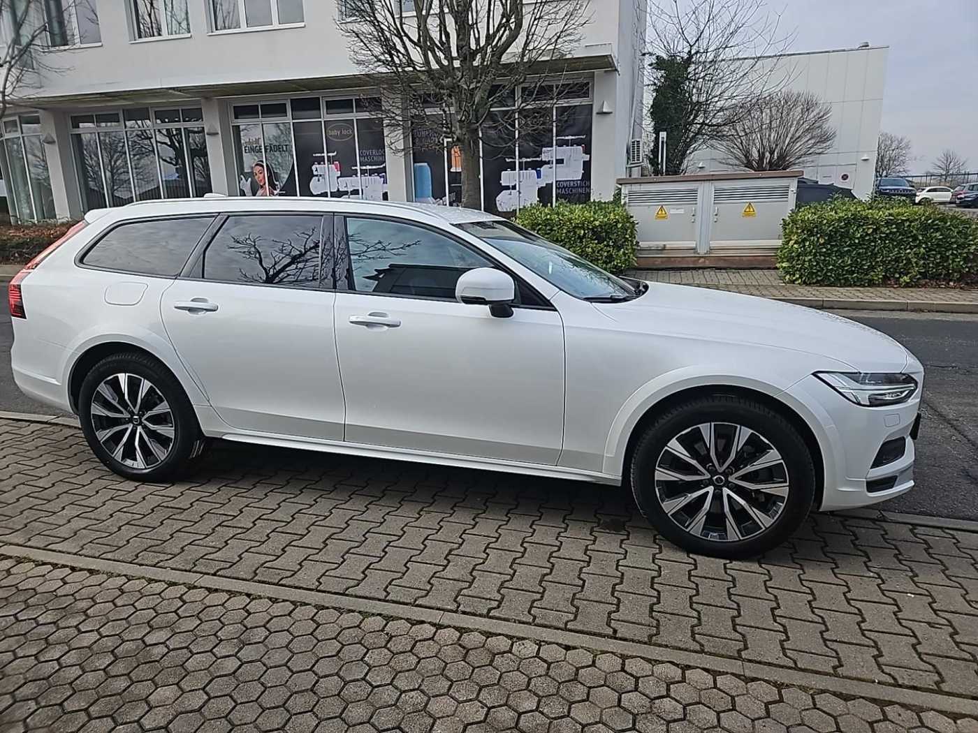 Volvo  B4 CC AWD Plus Four-C / Standhzg. 0,99 Zins!