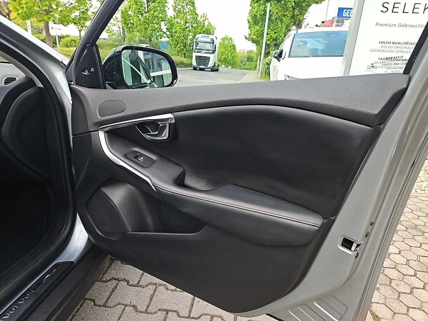 Volvo  CC D3 Momentum Pro