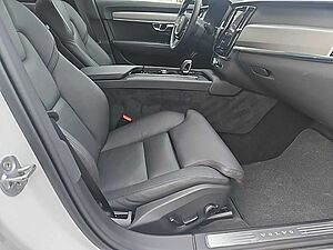 Volvo  B4 CC AWD Plus Four-C / Standhzg. 0,99 Zins!