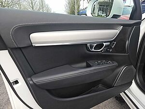 Volvo  B4 CC AWD Plus Four-C / Standhzg. 0,99 Zins!
