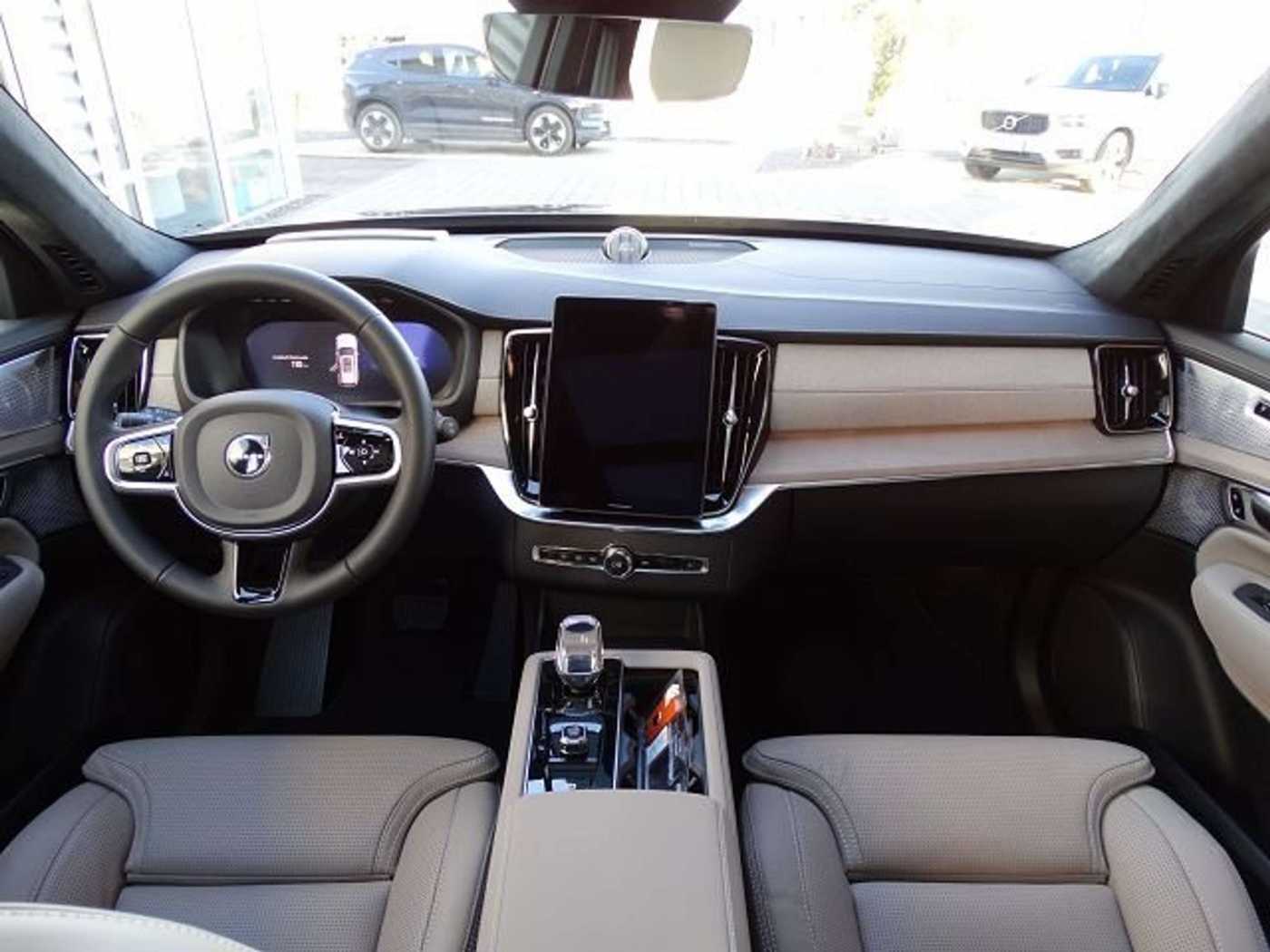 Volvo  T8 AWD Ultra Dark Recharge Plug-In Hybrid