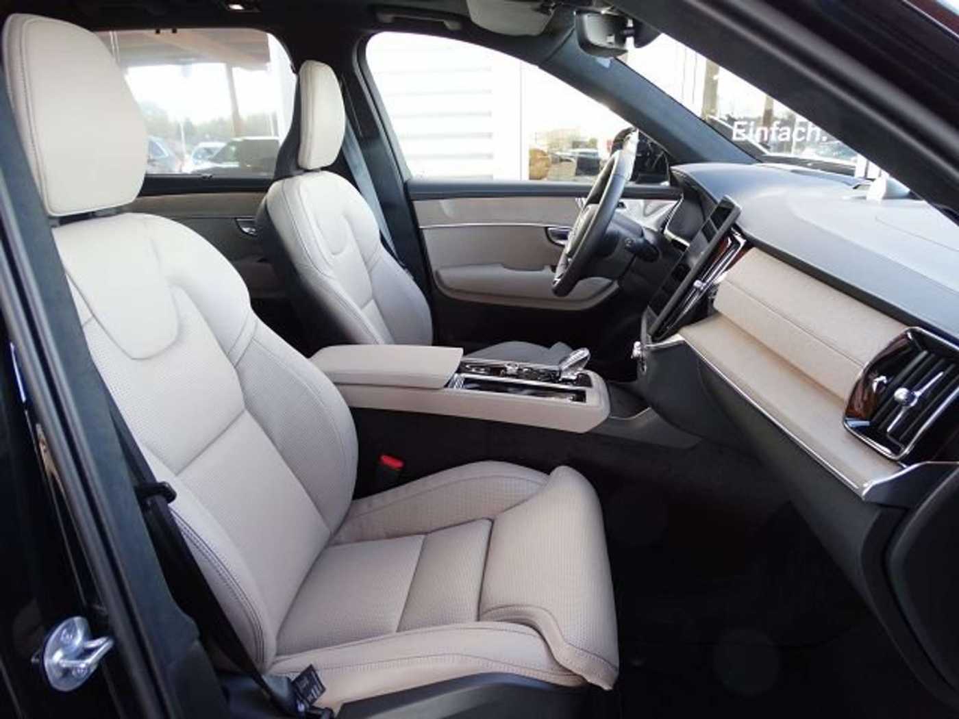 Volvo  T8 AWD Ultra Dark Recharge Plug-In Hybrid