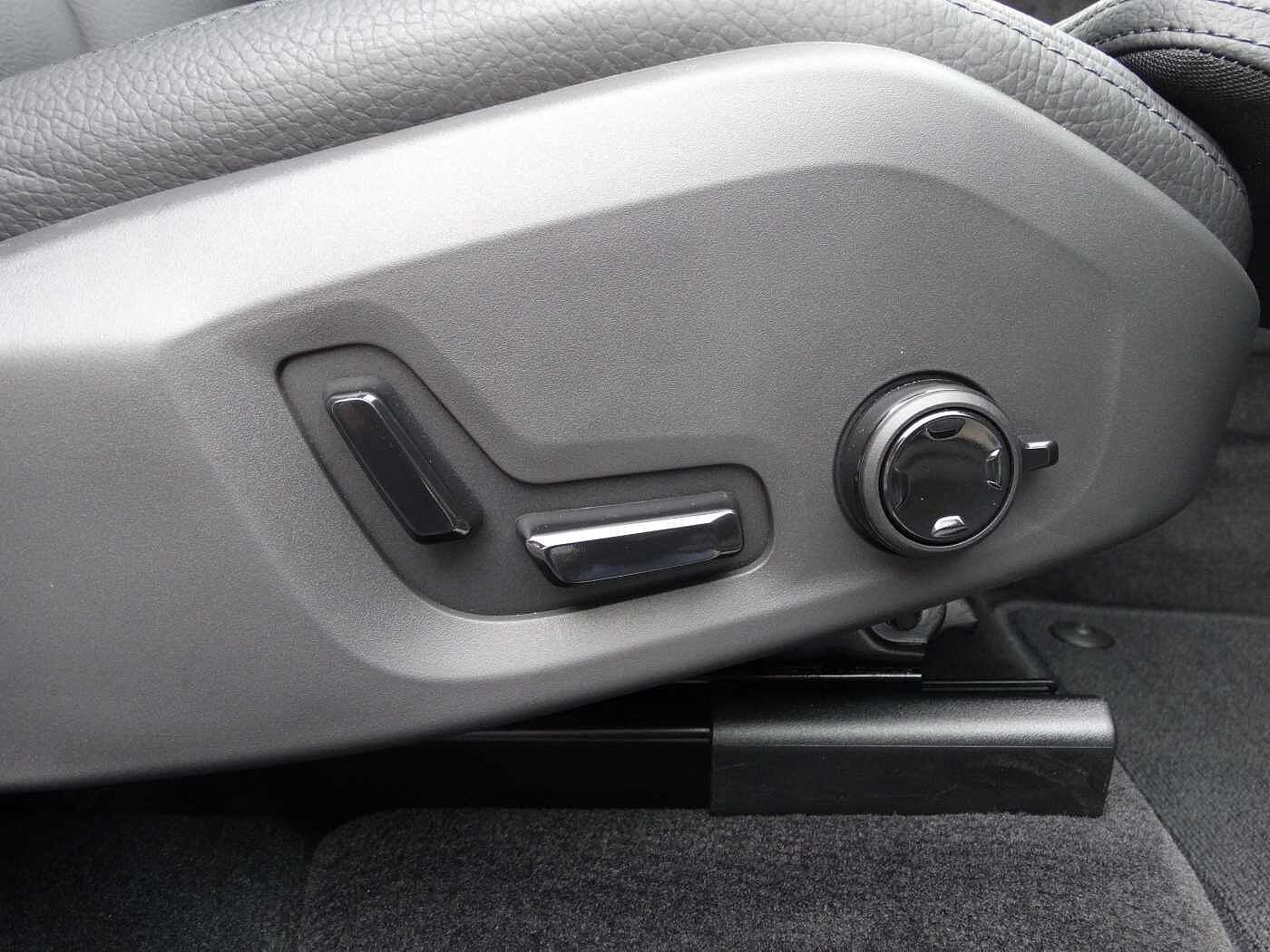 Volvo  Plus Dark Recharge Plug-In Hybrid T6 AWD