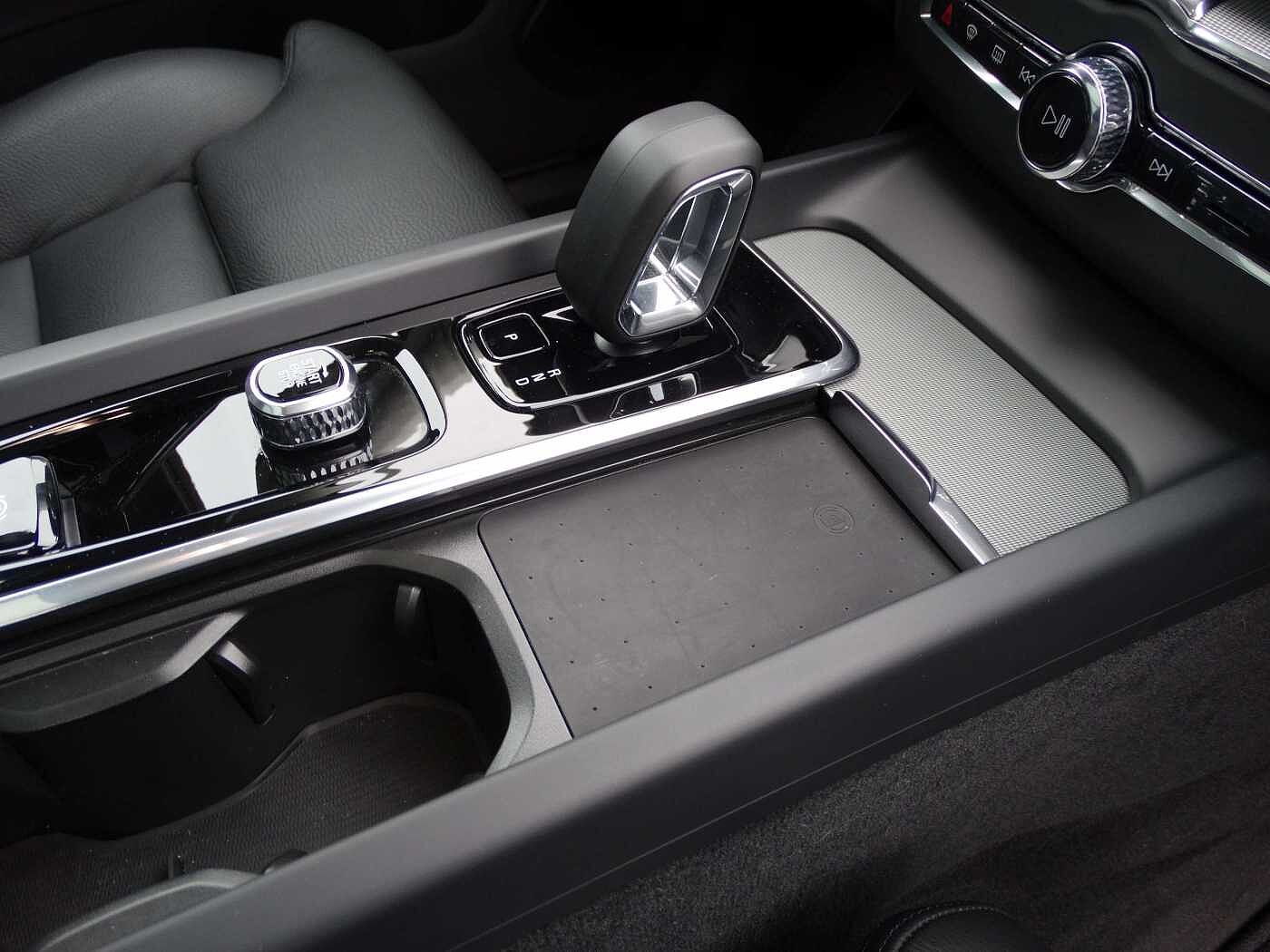 Volvo  Plus Dark Recharge Plug-In Hybrid T6 AWD