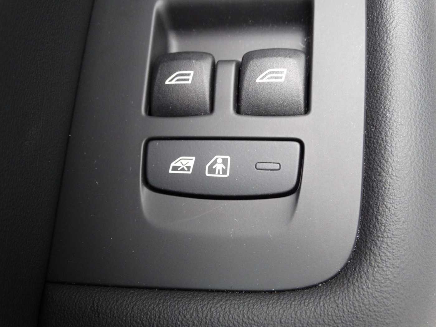 Volvo  Plus Dark Recharge Plug-In Hybrid T6 AWD