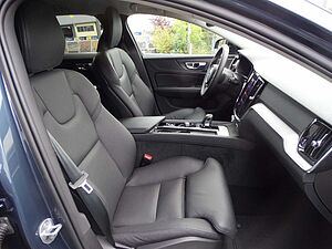 Volvo  B4 Diesel Plus Dark