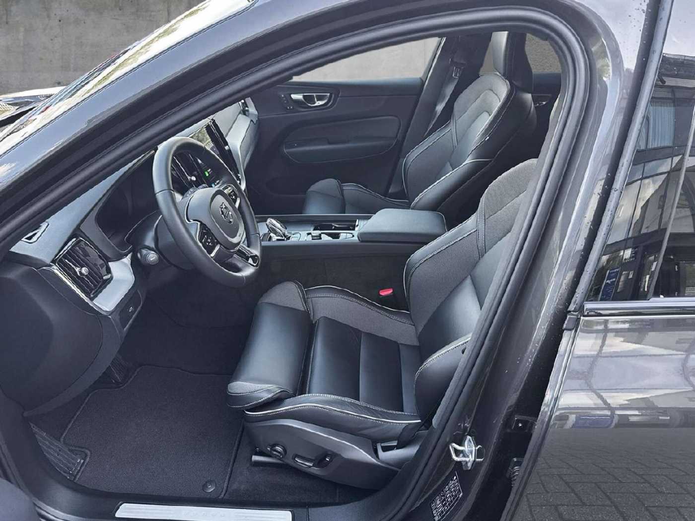 Volvo  Plus Dark 2WD