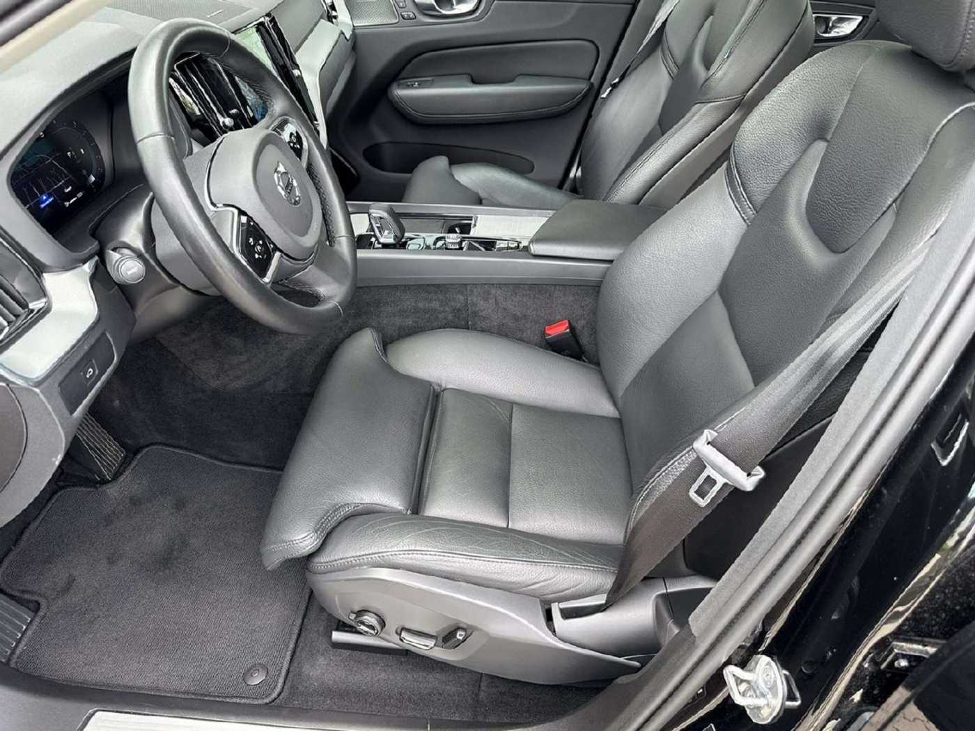 Volvo  Plus Dark 2WD