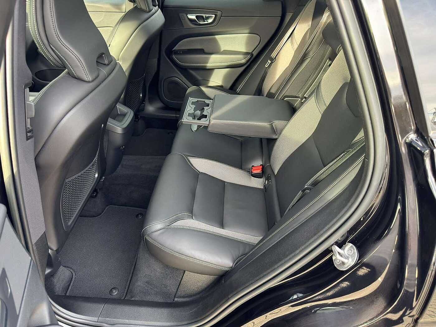 Volvo  B4d Plus Dark AWD