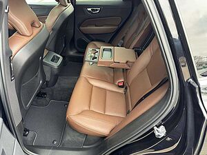 Volvo  B4 Momentum Pro FWD