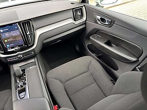 Volvo  B4 Momentum Pro 2WD