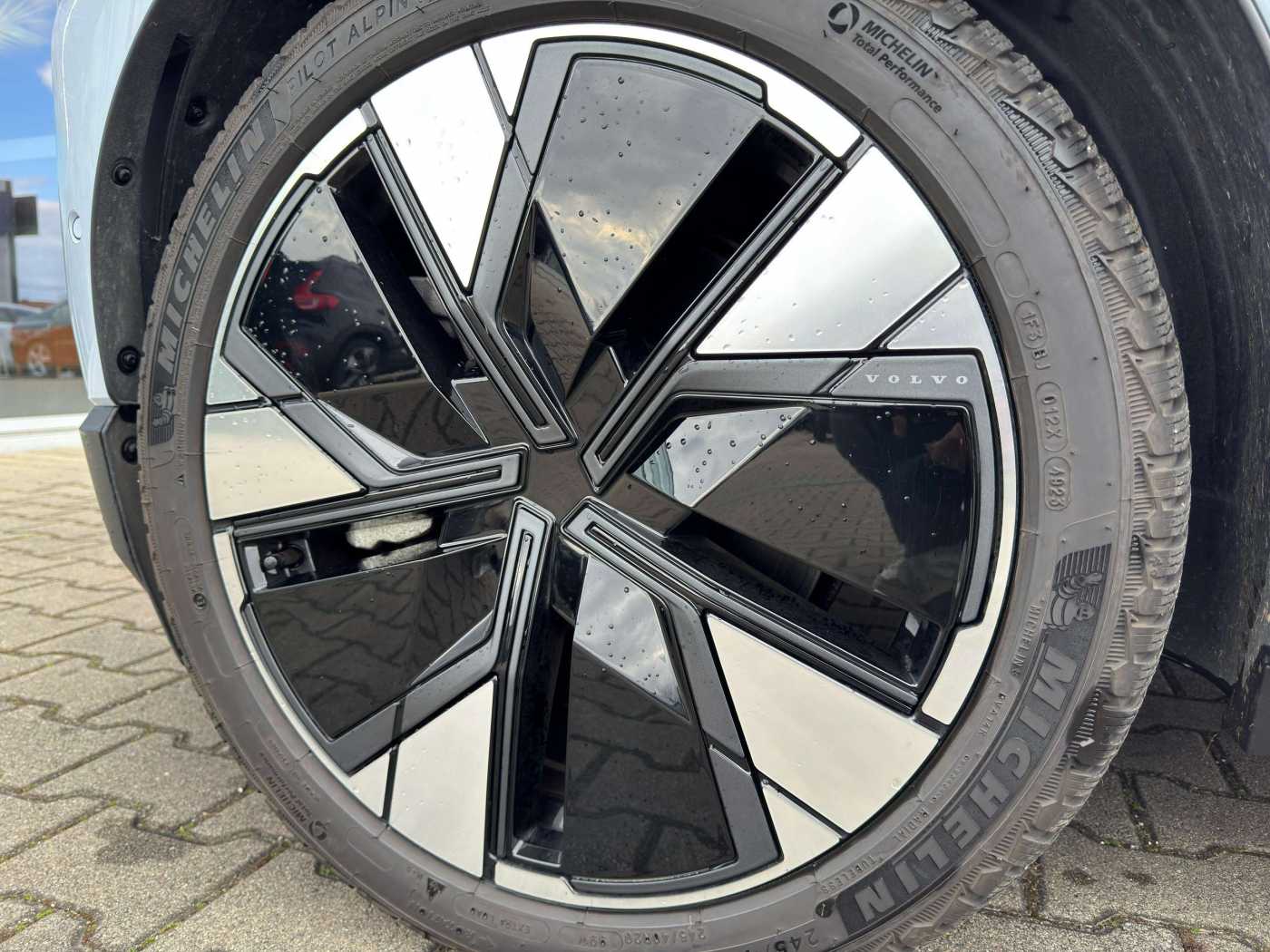 Volvo  Ultra Twin Motor Performance AWD
