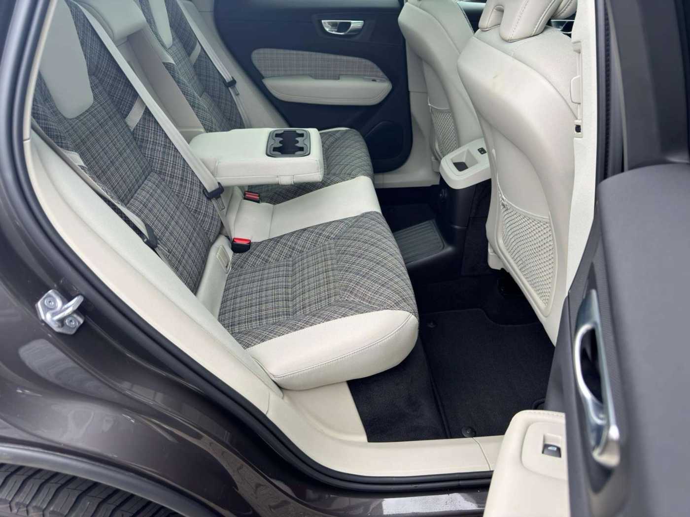Volvo  T6 AWD Core