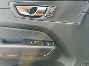 Volvo  B4d Plus Dark AWD