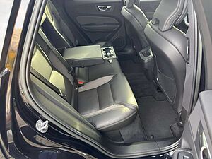 Volvo  B4d Plus Dark AWD