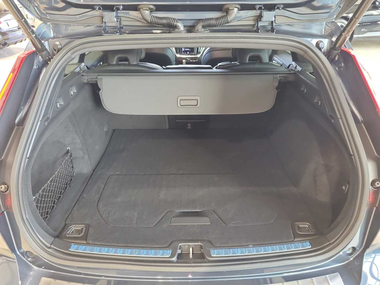 Volvo  V60 R Design Recharge Plug-In Hybrid AWD