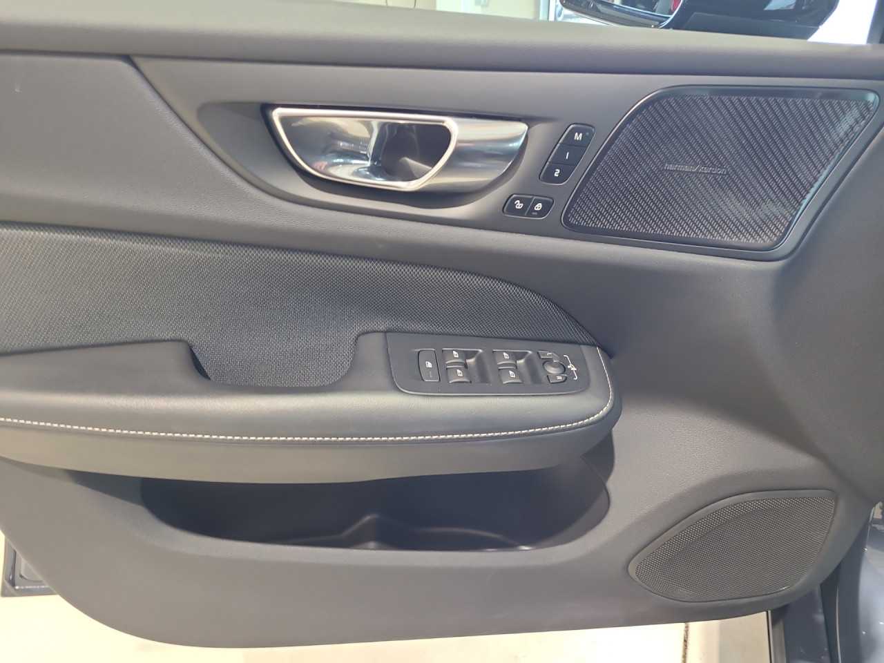 Volvo  V60 R Design Recharge Plug-In Hybrid AWD