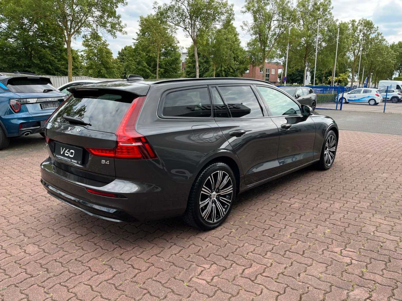 Volvo  B4 D Auto Plus Dark