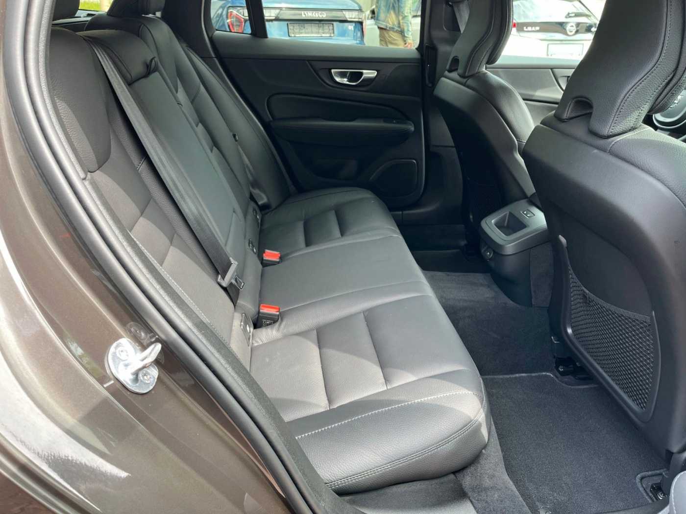 Volvo  B4 D Auto Plus Dark