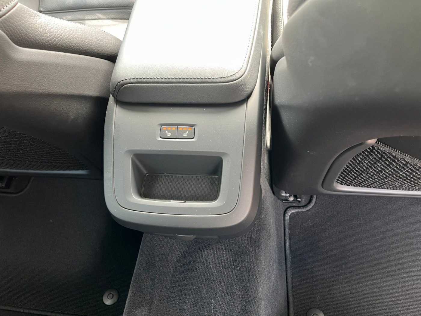 Volvo  B4 D Auto Plus Dark