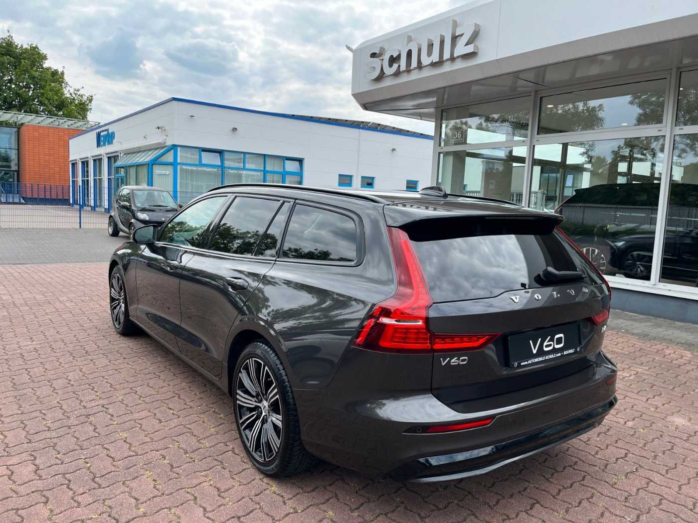 Volvo  B4 D Auto Plus Dark
