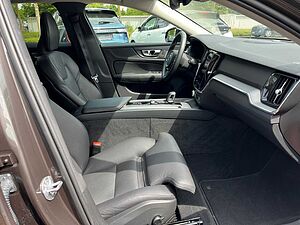 Volvo  B4 D Auto Plus Dark