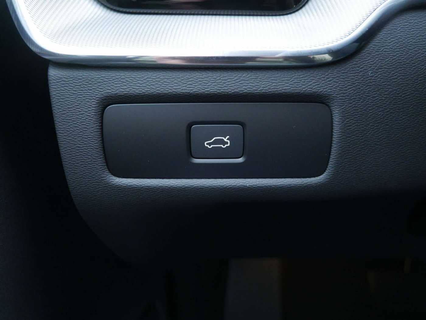 Volvo  B4 Plus Dark SHZ KAMERA H/K NAVI ACC LED