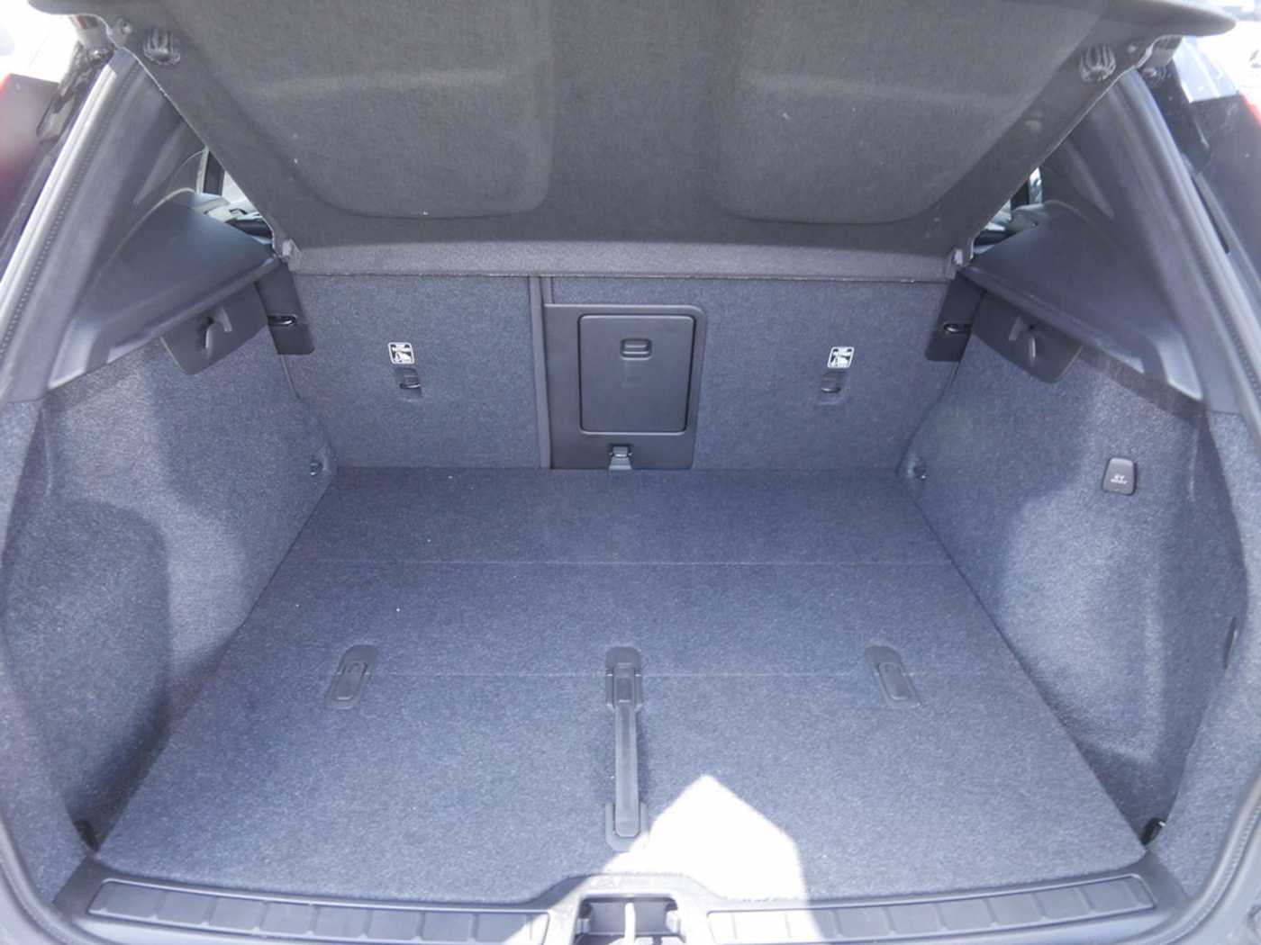 Volvo  B4 Plus Dark SHZ KAMERA H/K NAVI ACC LED