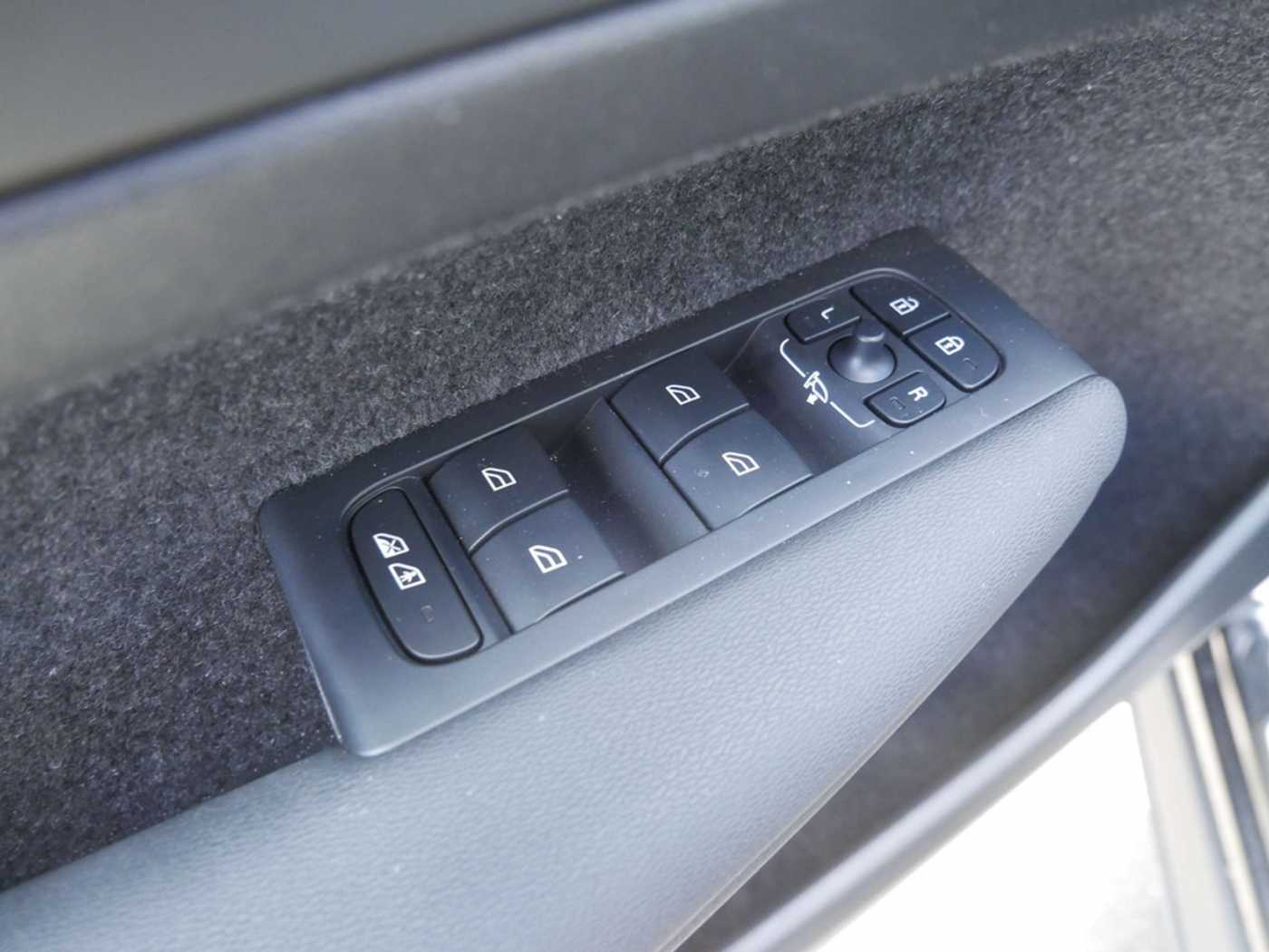 Volvo  B4 Plus Dark SHZ KAMERA H/K NAVI ACC LED