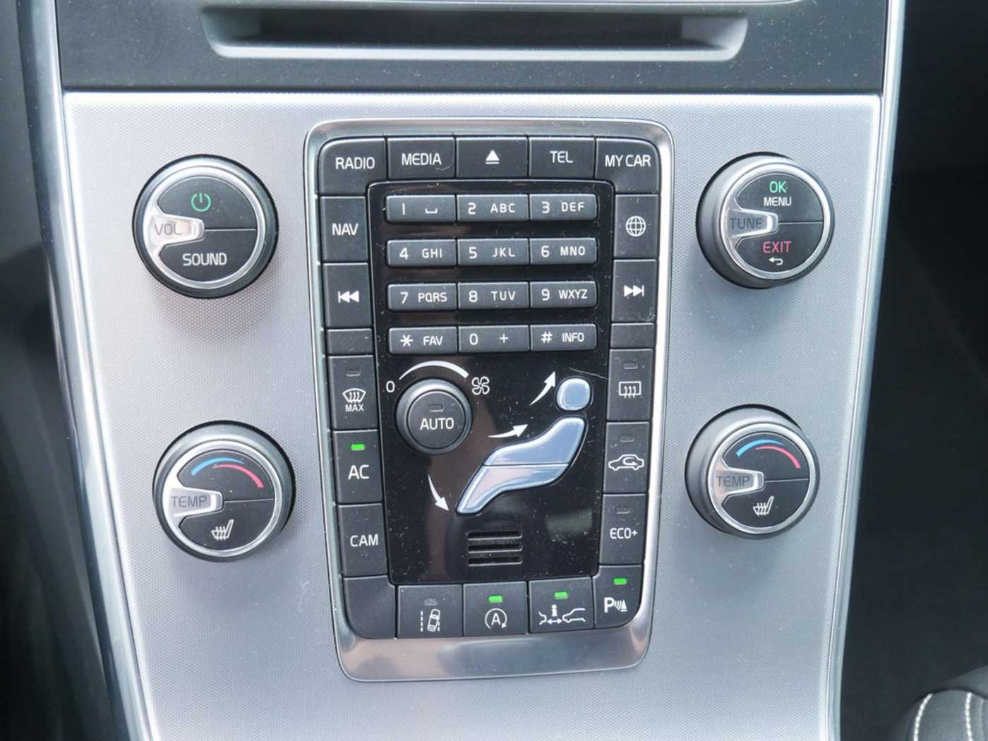 Volvo  T4 KLIMA PDC SHZ LEDER KAMERA XENON NAVI