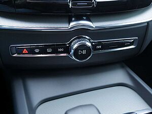 Volvo  B4 Plus Dark SHZ KAMERA H/K NAVI ACC LED