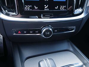 Volvo  B5 Plus PDC SHZ KAMERA NAVI B&W ACC LED